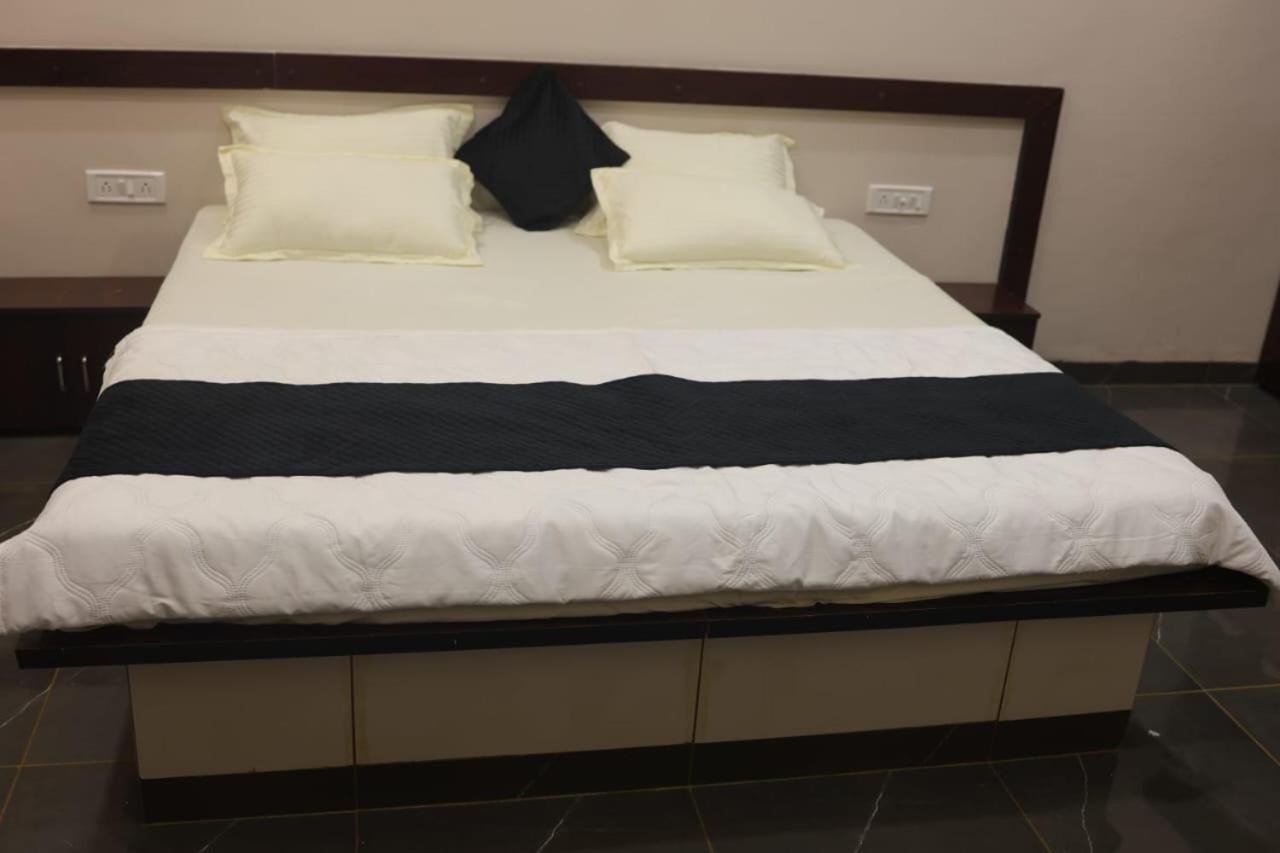 Navkar Palace Hotel & Resort, Sanawad Екстериор снимка