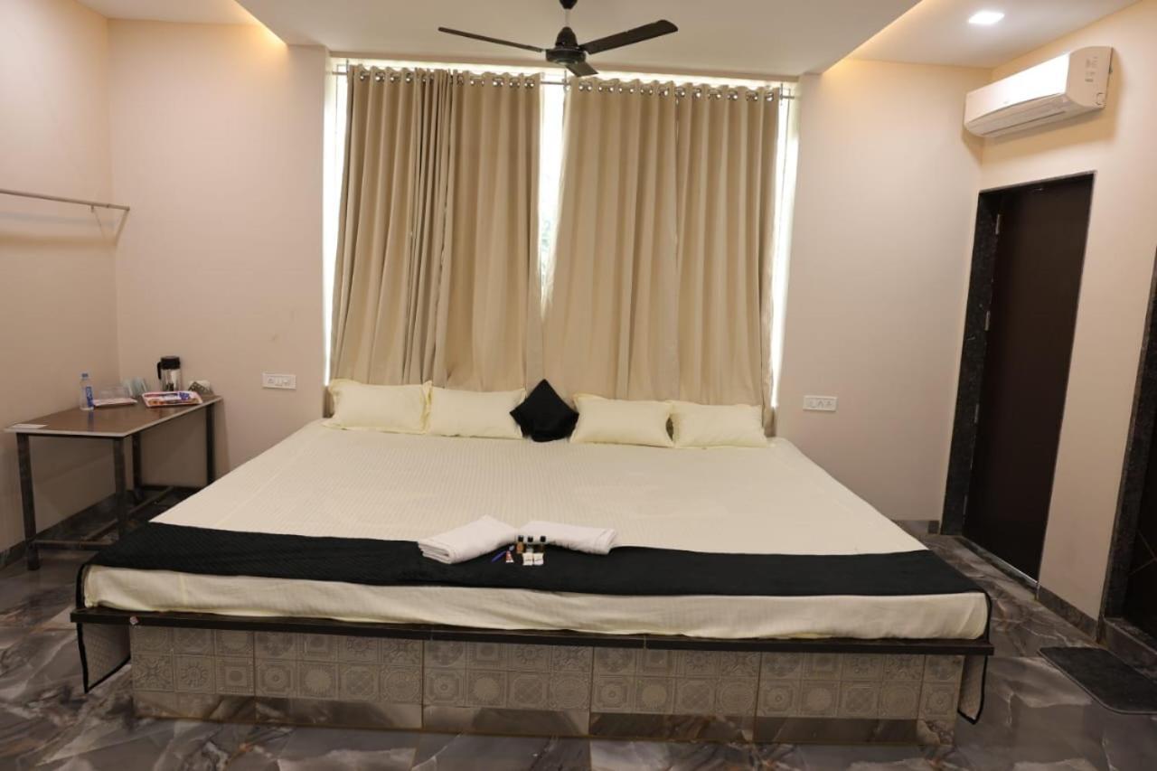 Navkar Palace Hotel & Resort, Sanawad Екстериор снимка